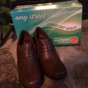 NWT Easy Street Comfort Wave Brown Booties
